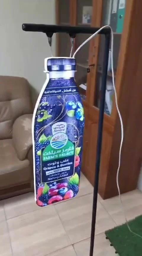 الصورة الأصلية — لوحة عبوة العنب والتوت المضيئة